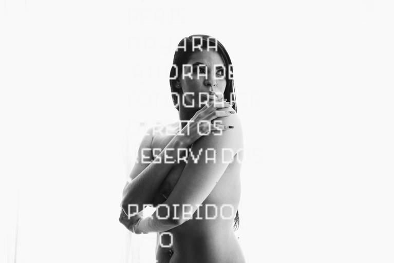 ensaios de mulheres exaltando a beleza feminina feitos no estudio da fotografa nayara andrade fotografia fotografa multi premiada no mundo mulheres reais em fotos espontaneas de boudoir sensual e fotos delicadas e leves no colchao em santos litoral e 