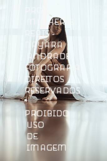 ensaios de mulheres exaltando a beleza feminina feitos no estudio da fotografa nayara andrade fotografia fotografa multi premiada no mundo mulheres reais em fotos espontaneas de boudoir sensual e fotos delicadas e leves no colchao em santos litoral e 