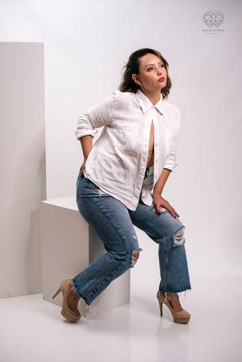 fotografia boudoir de ensaios femininos exaltando a beleza e sensualidade natural da mulher feitos pela fotografa premiada nayara andrade retratista premiada fotos para mulheres reais  com todo tipo fisico plus size e mulheres empoderadas