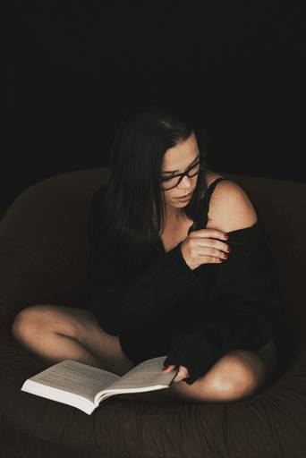 ensaios de mulheres exaltando a beleza feminina feitos no estudio da fotografa nayara andrade fotografia fotografa multi premiada no mundo mulheres reais em fotos espontaneas de boudoir sensual e fotos delicadas e leves no colchao