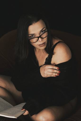 ensaios de mulheres exaltando a beleza feminina feitos no estudio da fotografa nayara andrade fotografia fotografa multi premiada no mundo mulheres reais em fotos espontaneas de boudoir sensual e fotos delicadas e leves no colchao