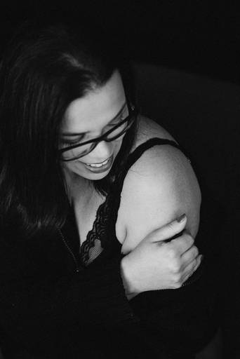 ensaios de mulheres exaltando a beleza feminina feitos no estudio da fotografa nayara andrade fotografia fotografa multi premiada no mundo mulheres reais em fotos espontaneas de boudoir sensual e fotos delicadas e leves no colchao