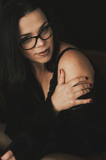 ensaios de mulheres exaltando a beleza feminina feitos no estudio da fotografa nayara andrade fotografia fotografa multi premiada no mundo mulheres reais em fotos espontaneas de boudoir sensual e fotos delicadas e leves no colchao