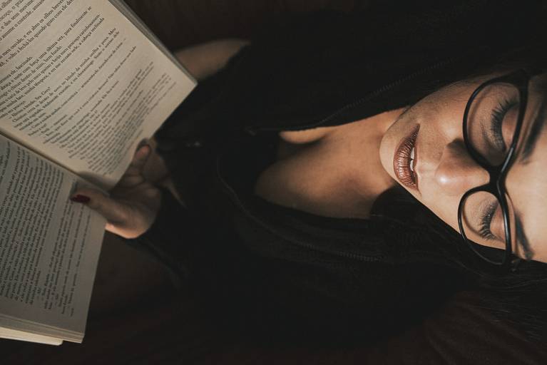 ensaios de mulheres exaltando a beleza feminina feitos no estudio da fotografa nayara andrade fotografia fotografa multi premiada no mundo mulheres reais em fotos espontaneas de boudoir sensual e fotos delicadas e leves no colchao