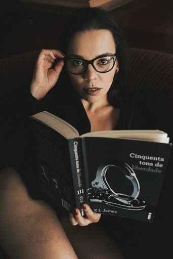 ensaios de mulheres exaltando a beleza feminina feitos no estudio da fotografa nayara andrade fotografia fotografa multi premiada no mundo mulheres reais em fotos espontaneas de boudoir sensual e fotos delicadas e leves no colchao