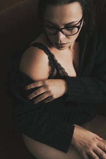 ensaios de mulheres exaltando a beleza feminina feitos no estudio da fotografa nayara andrade fotografia fotografa multi premiada no mundo mulheres reais em fotos espontaneas de boudoir sensual e fotos delicadas e leves no colchao em santos litoral e 