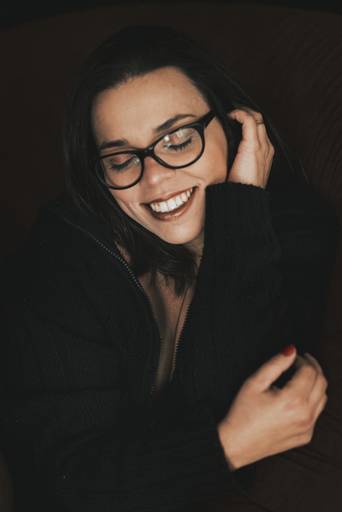 ensaios de mulheres exaltando a beleza feminina feitos no estudio da fotografa nayara andrade fotografia fotografa multi premiada no mundo mulheres reais em fotos espontaneas de boudoir sensual e fotos delicadas e leves no colchao em santos litoral e 