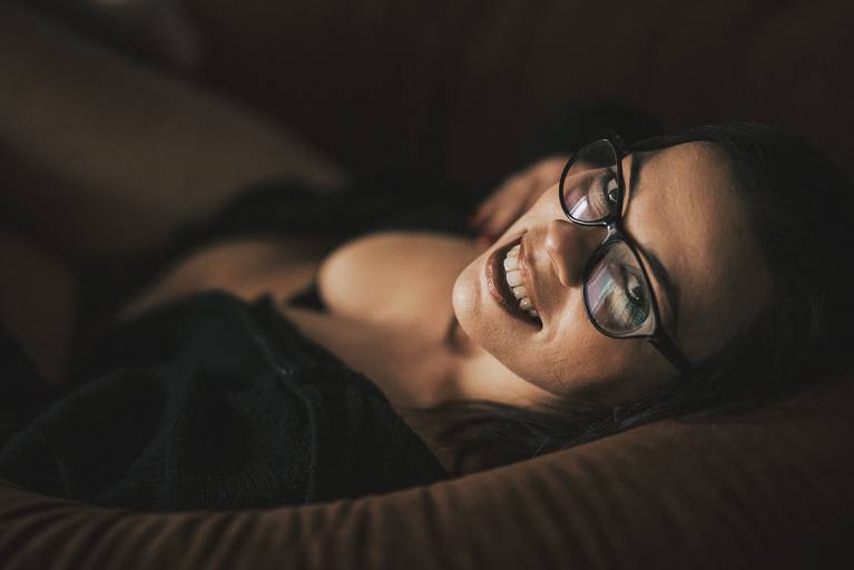 ensaios de mulheres exaltando a beleza feminina feitos no estudio da fotografa nayara andrade fotografia fotografa multi premiada no mundo mulheres reais em fotos espontaneas de boudoir sensual e fotos delicadas e leves no colchao em santos litoral e 