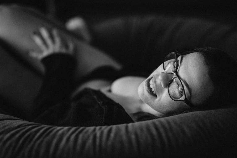 ensaios de mulheres exaltando a beleza feminina feitos no estudio da fotografa nayara andrade fotografia fotografa multi premiada no mundo mulheres reais em fotos espontaneas de boudoir sensual e fotos delicadas e leves no colchao em santos litoral e 