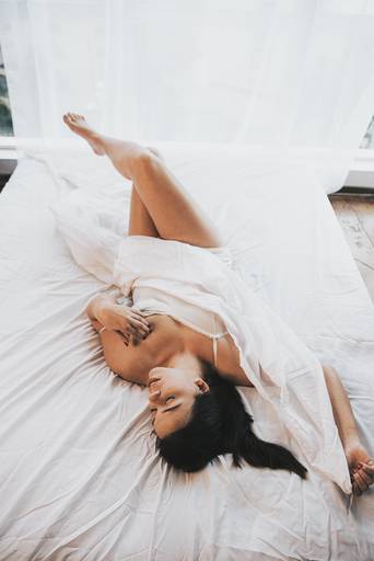 ensaios de mulheres exaltando a beleza feminina feitos no estudio da fotografa nayara andrade fotografia fotografa multi premiada no mundo mulheres reais em fotos espontaneas de boudoir sensual e fotos delicadas e leves no colchao em santos litoral e 