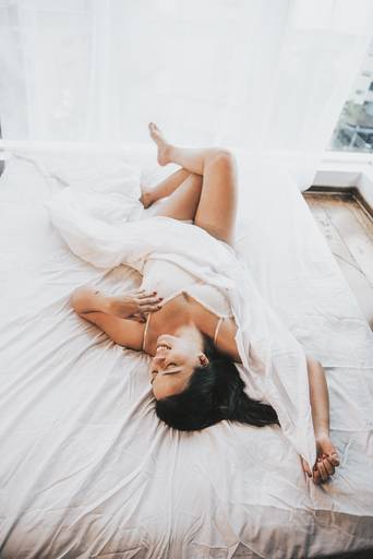 ensaios de mulheres exaltando a beleza feminina feitos no estudio da fotografa nayara andrade fotografia fotografa multi premiada no mundo mulheres reais em fotos espontaneas de boudoir sensual e fotos delicadas e leves no colchao em santos litoral e 