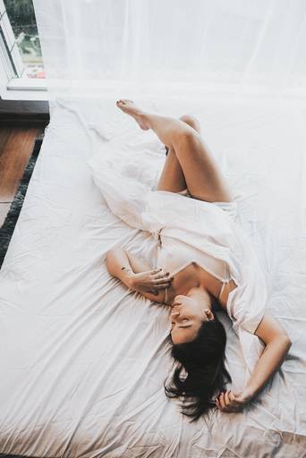 ensaios de mulheres exaltando a beleza feminina feitos no estudio da fotografa nayara andrade fotografia fotografa multi premiada no mundo mulheres reais em fotos espontaneas de boudoir sensual e fotos delicadas e leves no colchao em santos litoral e 