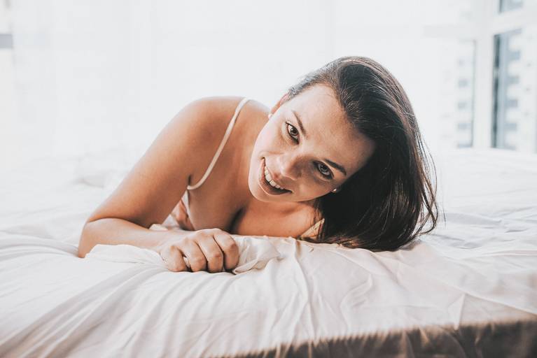 ensaios de mulheres exaltando a beleza feminina feitos no estudio da fotografa nayara andrade fotografia fotografa multi premiada no mundo mulheres reais em fotos espontaneas de boudoir sensual e fotos delicadas e leves no colchao em santos litoral e 