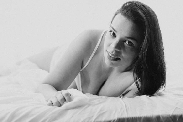 ensaios de mulheres exaltando a beleza feminina feitos no estudio da fotografa nayara andrade fotografia fotografa multi premiada no mundo mulheres reais em fotos espontaneas de boudoir sensual e fotos delicadas e leves no colchao em santos litoral e 