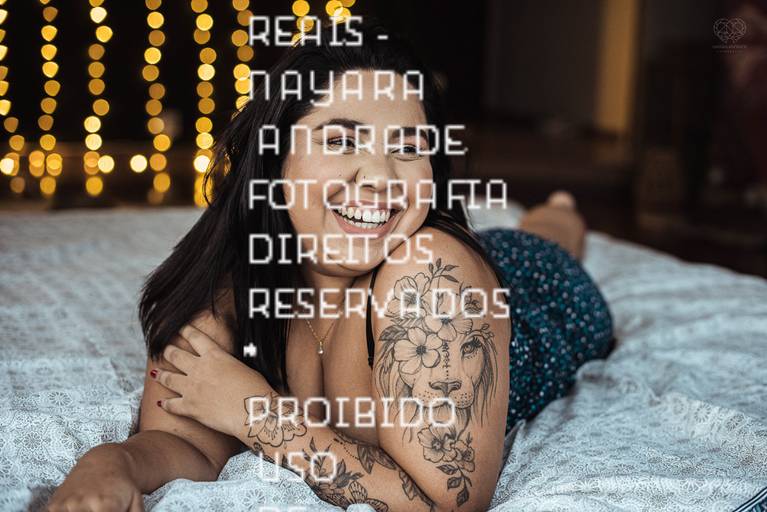 ensaios de mulheres exaltando a beleza feminina feitos no estudio da fotografa nayara andrade fotografia fotografa multi premiada no mundo mulheres reais em fotos espontaneas de boudoir sensual e fotos delicadas e leves no colchao em santos litoral e 