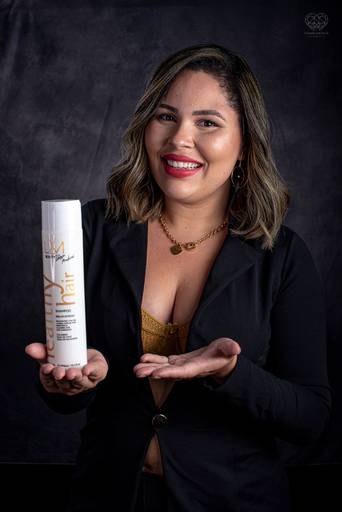 Fotos paras posicionamento de marca de empresa de salao de beleza cabelereiro e empreendedora feminina mulher Letycia Medeiros feitos pela fotografa premiada Nayara Andrade em Santos litoral de sao paulo fotos para empreendedores e posicionamento de marca