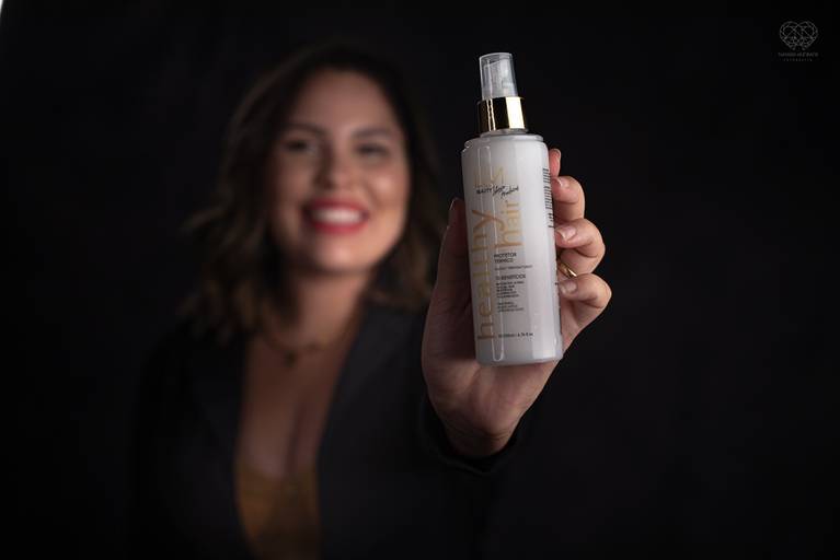 Fotos paras posicionamento de marca de empresa de salao de beleza cabelereiro e empreendedora feminina mulher Letycia Medeiros feitos pela fotografa premiada Nayara Andrade em Santos litoral de sao paulo fotos para empreendedores e posicionamento de marca