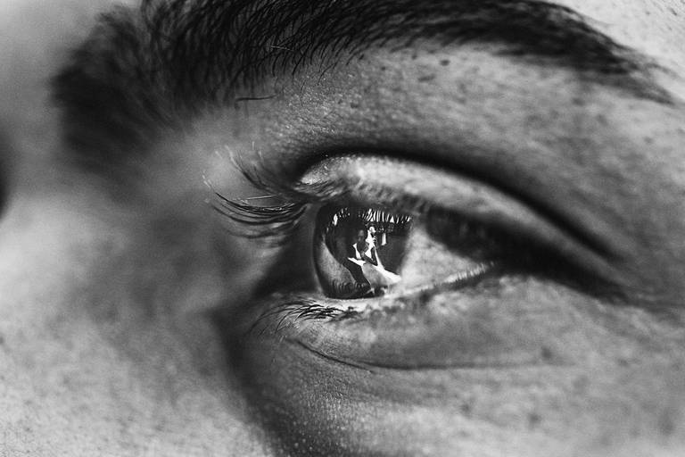foto incrivel de casamento do reflexo da noiva no olho do noivo fotografia premiada pela fotografa nayara andrade de santos