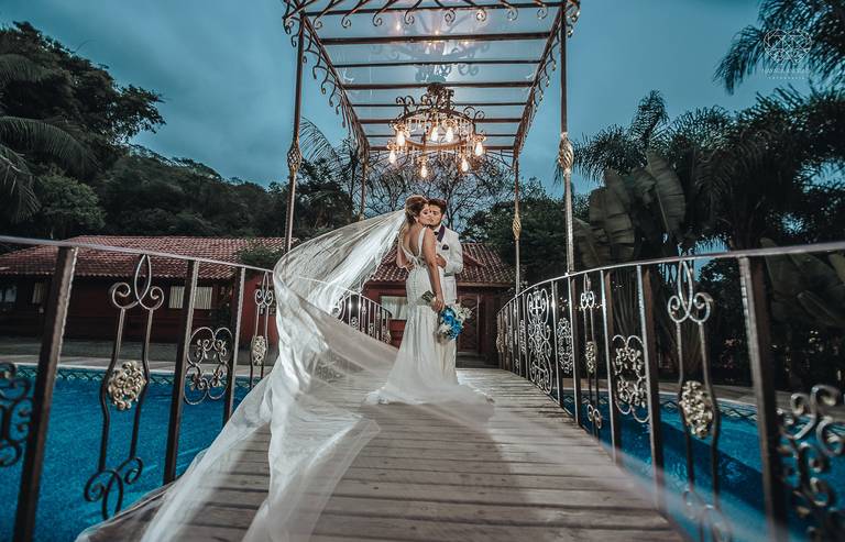 casamento no ravena havena garden em mairiporan noivo de roupa branca foto incrivel de noiva com o veu voando pela fotografa premiada nayara andrade de santos sao paulo