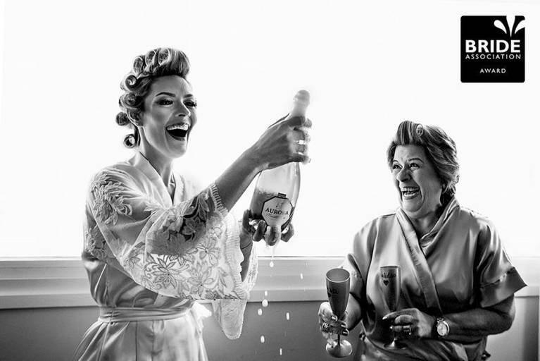 Fotografa de santos na baixada santista mais premiada da regiao com premios internacionais em fotografia de casamento. Melhor fotografa de santos com premios internacionais 