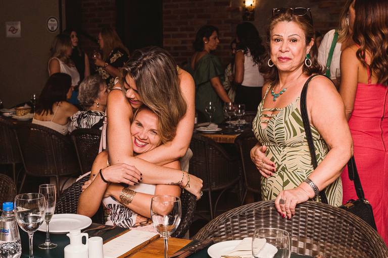mulheres se abraçando em evento corporativo - fotografa em sbc sp