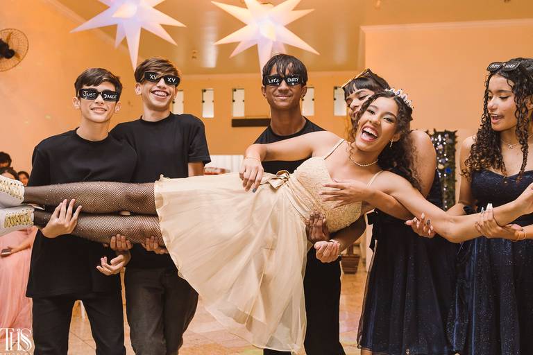 debutante em festa de 15 anos sendo segurada por amigos em balda festa -fotografa em sbc sp