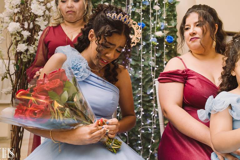 debutante em festa de 15 anos segurando buque emocionada cerimonia -fotografa em sbc sp