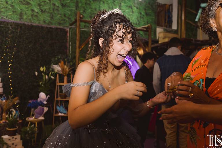 debutante rindo em festa de 15 anos - fotografa em sbc sp
