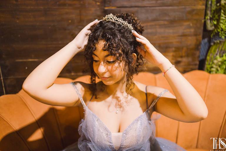 debutante segurando coroa festa de 15 anos - fotografa em sbc sp