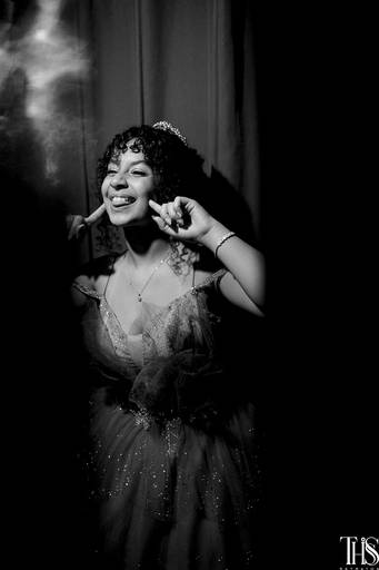 debutante fazendo careta festa de 15 anos foto preto e branco  - fotografa em sbc sp