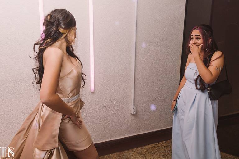 amiga olhando para debutante em festa de 15 anos - fotografa em sbc 