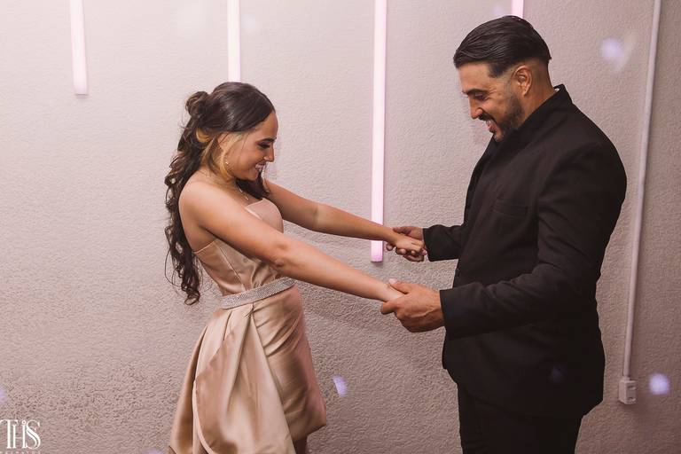 pai olhando para vestido de filha debutante em festa de 15 anos - fotografa no abc