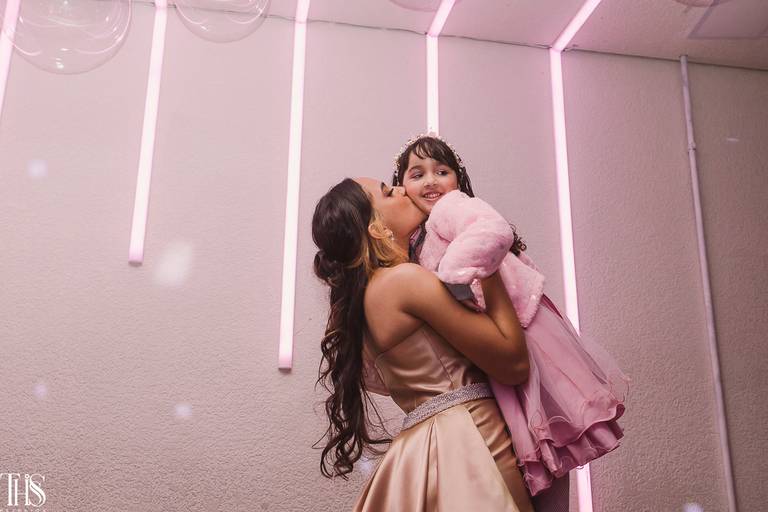 debutante beijando rosto de irmã em festa de 15 anos - fotografa em sp 