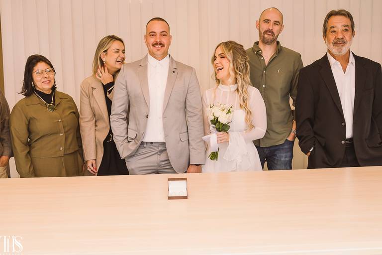 noivos e familia em casamento civil -fotografa em sbc sp