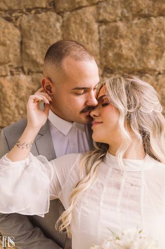noivos pousando para foto ensaio de casamento -fotografa em sbc sp
