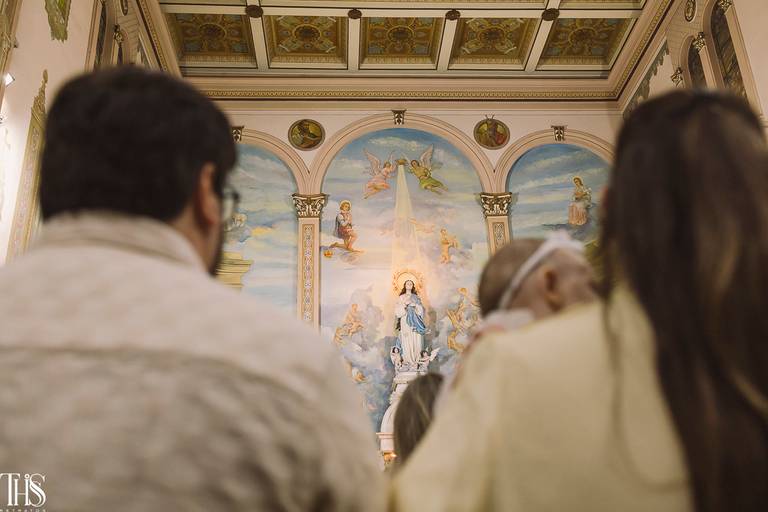 foto de detalhe imagem de nossa senhora desfocada em batizado - fotografa no abc