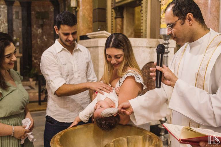 Foto de batizado na Paróquia Nossa Senhora do Carmo em Santo André - Fotografa em SBC ths retratos