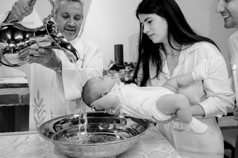 Foto de momento de batizado infantil na igreja católica em São Bernardo do Campo - SP