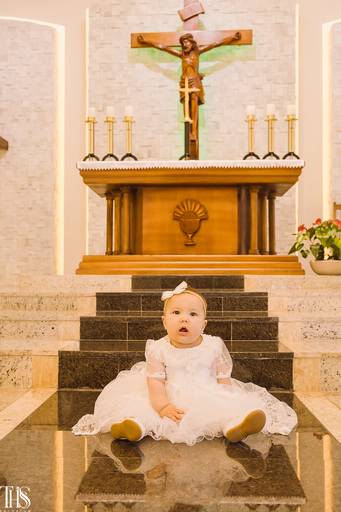 bebê sentada na escada de altar em batizado - fotografa em sp sbc