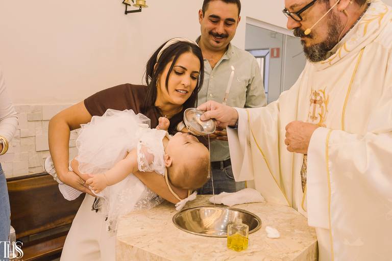 padre jogando agua em bebe batizado - fotografa em sbc