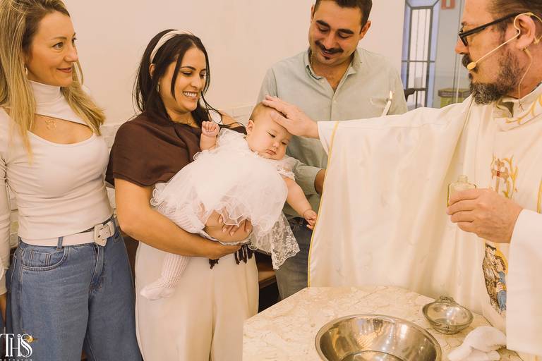 padre com mão na cabeça de bebê em batizado - fotografa em sbc