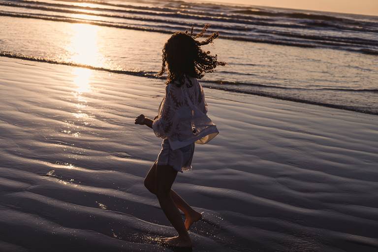 Mulher correndo na agua em ensaio feminino