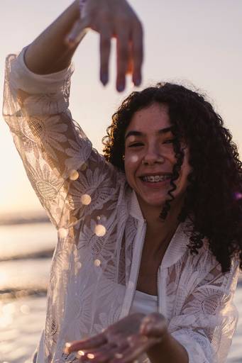 Menina brincando com agua em ensaio feminino