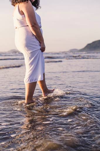Mulher caminhando na praia