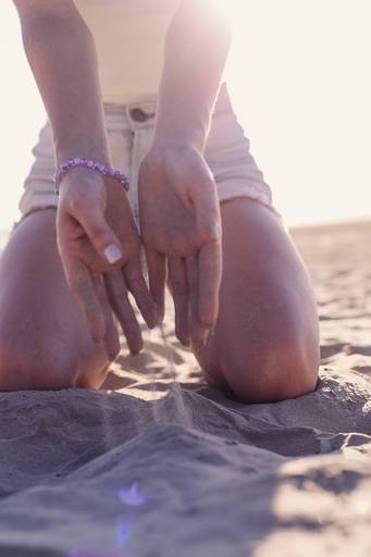 foto de detalhe mão na areia ensaio feminino - fotografa em sp sbc