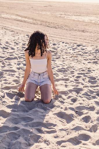 mulher sentada na areia ensaio feminino praia - fotografa em sp sbc