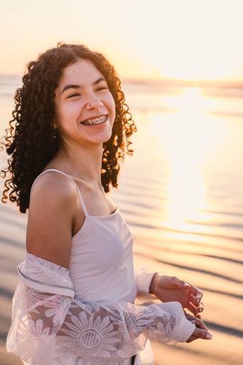 Ensaio feminino no pôr do sol na praia 