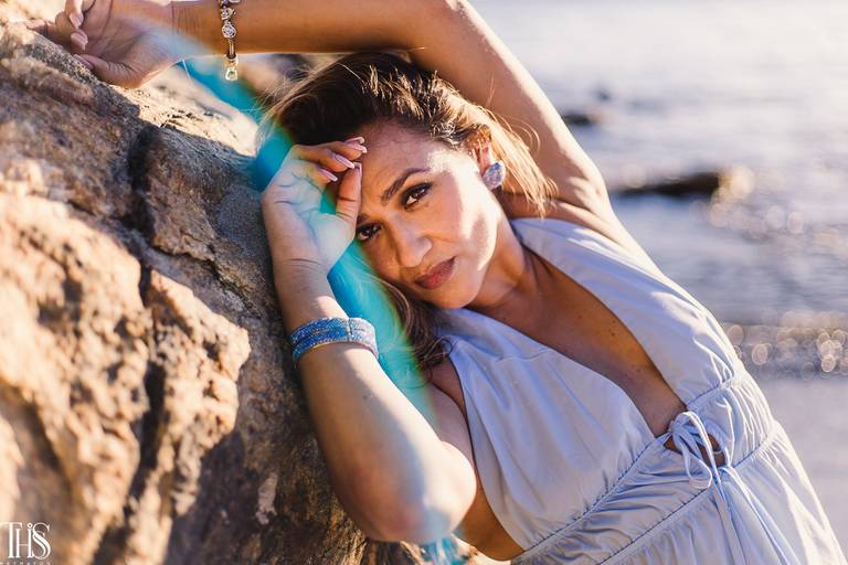 mulher encostada em pedras na praia ensaio feminino na praia - fotografa em sp sbc