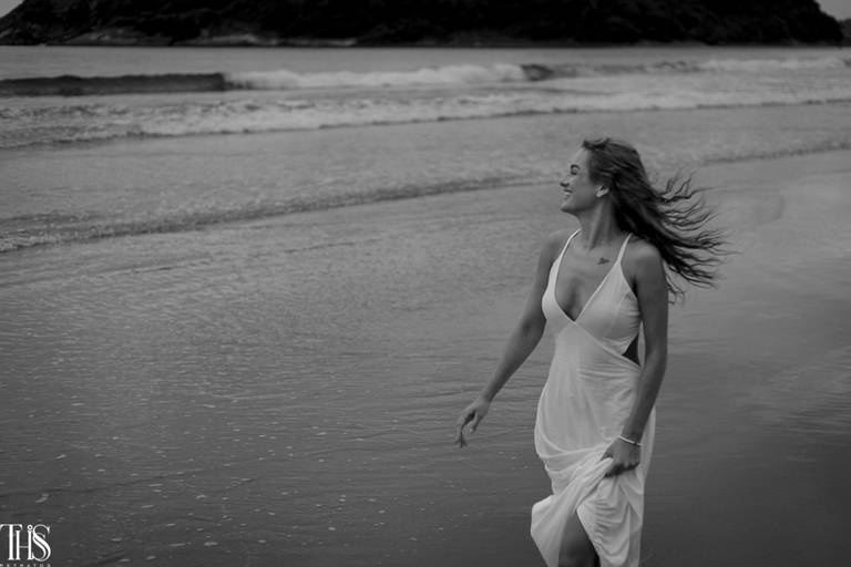 foto preto e branco mulher andando na praia ensaio feminino - fotografa em sp sbc