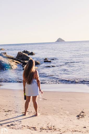 mulher de frente para o mar ensaio feminino na praia - fotografa em sp sbc